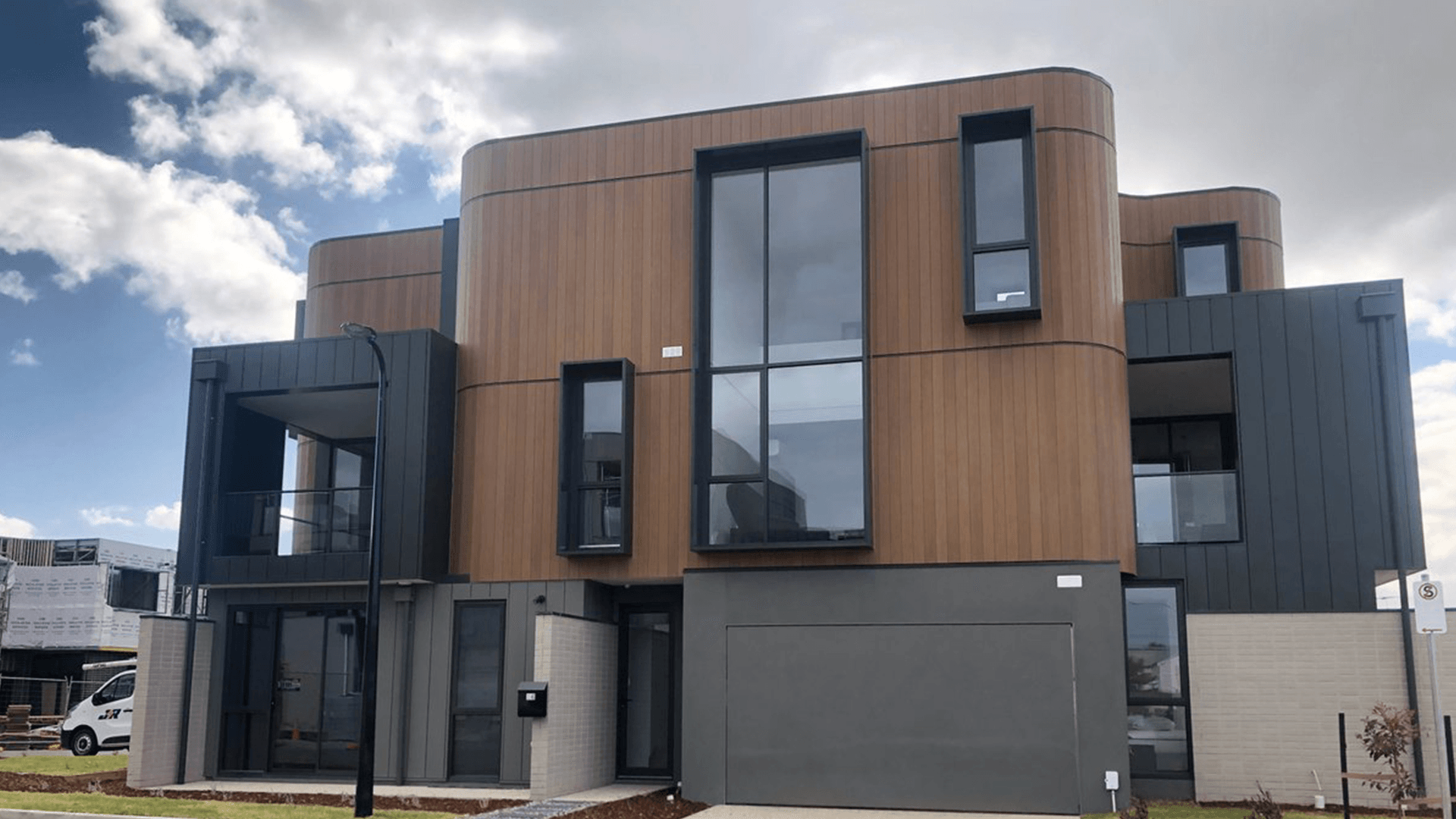 Townhouse with curved Cemintel Territory